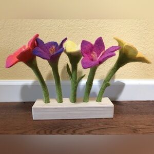 Lovevery “Felt Flowers In A Row” Montessori Sensory Wood Felt Toy, Helper Kit